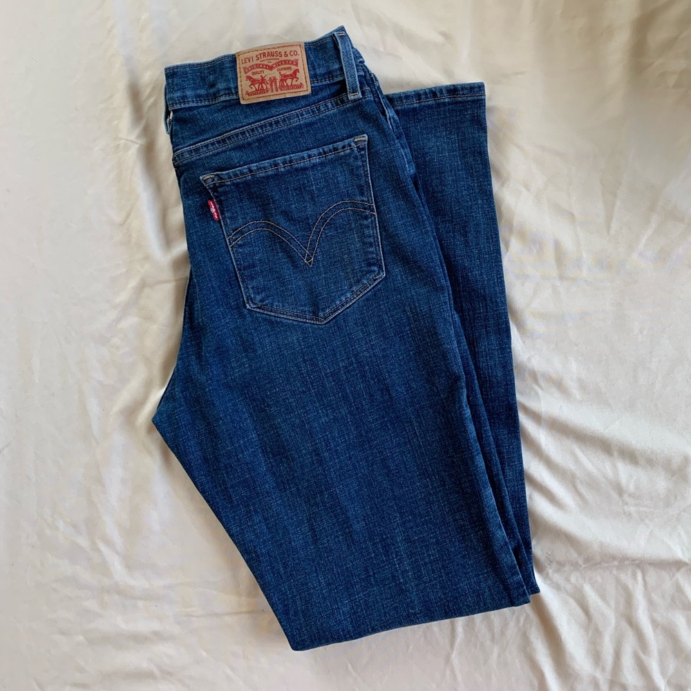 EUC Levi’s classic bootcut jeans size 8 short
